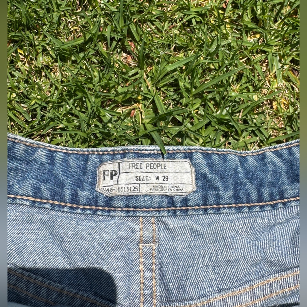 Free People Distressed Denim Cut Off Shorts - Sz 29 - Picture 3 of 7